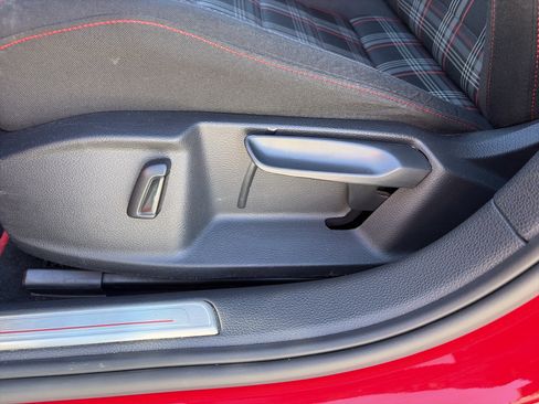 Used 2018 Volkswagen Golf 4-Door image 13