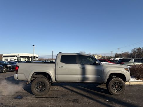 Used 2020 Toyota Tacoma SR5 image 4