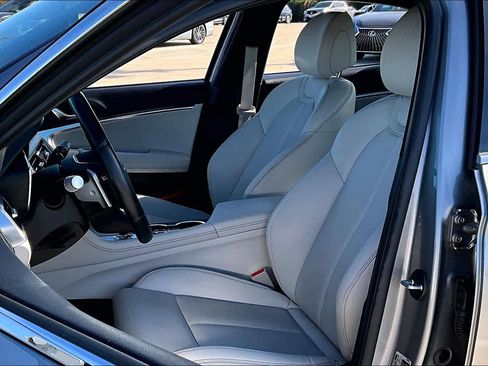 Used 2025 Genesis G70 2.5T image 7