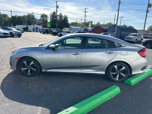 Used 2017 Honda Civic Touring image 4