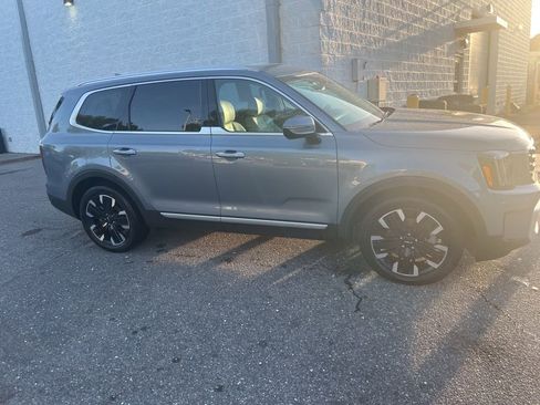 Used 2025 Kia Telluride SX w/ SX Captain's Chair Package image 2
