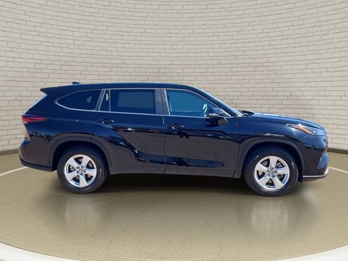 Used 2025 Toyota Highlander LE image 4
