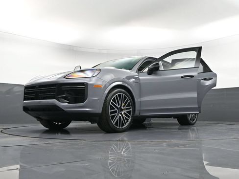 Certified 2025 Porsche Cayenne Turbo AWD/4WD image 39