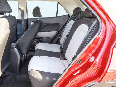 Used 2025 Hyundai Venue SEL FWD image 9