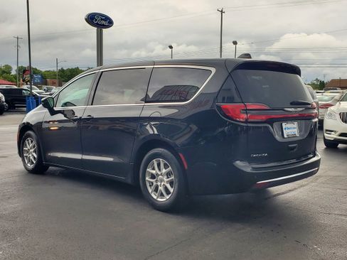 Used 2023 Chrysler Pacifica Touring-L FWD image 3