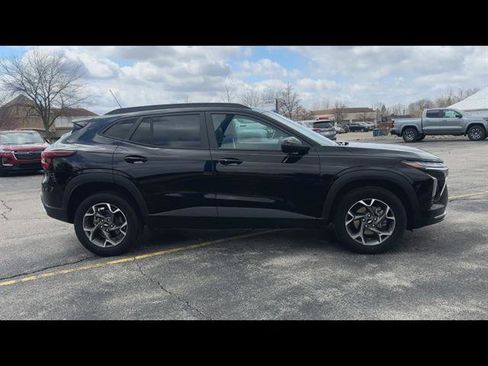 Certified 2025 Chevrolet Trax LT w/ Driver Confidence Package image 32