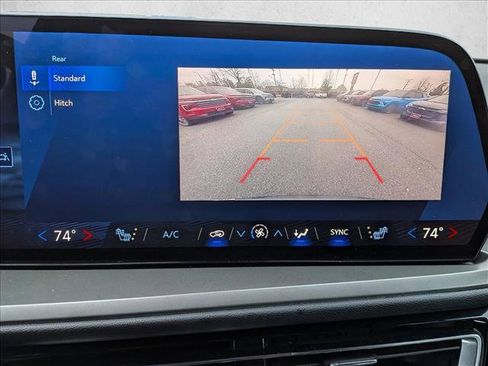 Used 2025 Chevrolet Traverse LT image 11