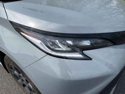 Certified 2025 Toyota Sienna XLE Woodland Edition image 12