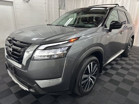 Used 2024 Nissan Pathfinder Platinum image 4