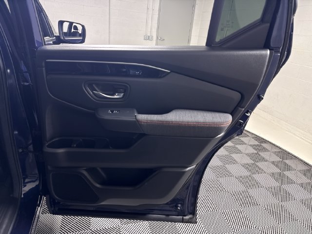 Used 2025 Honda Pilot Sport image 19