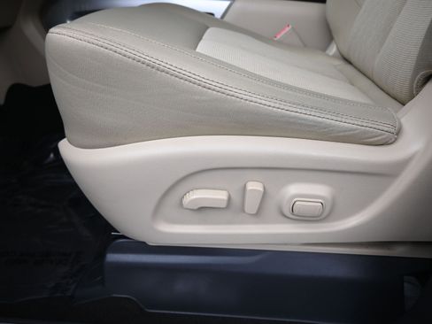 Used 2019 Nissan Titan SV w/ SV Convenience Package image 11