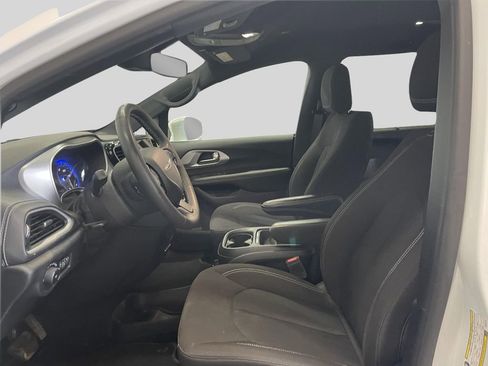 Used 2022 Chrysler Pacifica Touring image 11