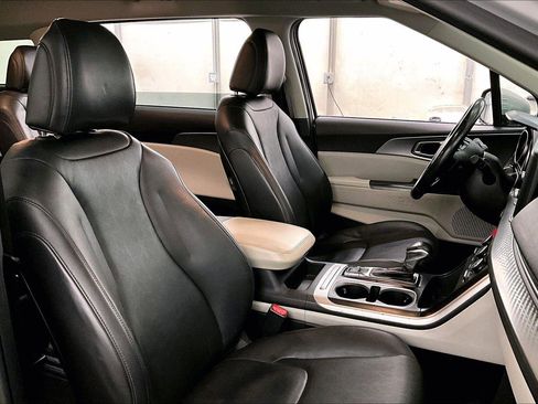 Used 2022 Kia Carnival LX image 7