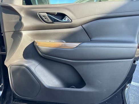 Used 2021 GMC Acadia SLE image 13