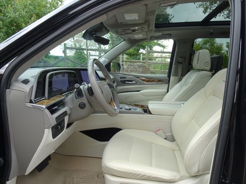 Used 2023 Cadillac Escalade Sport Platinum image 2