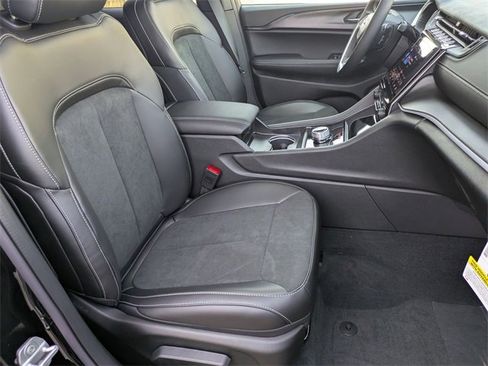 New 2025 Jeep Grand Cherokee Altitude image 28