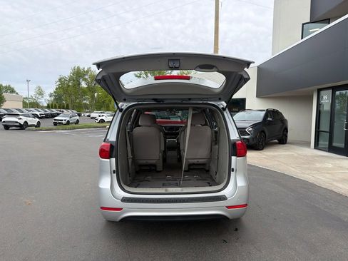 Used 2018 Kia Sedona L FWD image 15