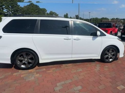 Used 2015 Toyota Sienna SE w/ SE Preferred Package FWD image 3