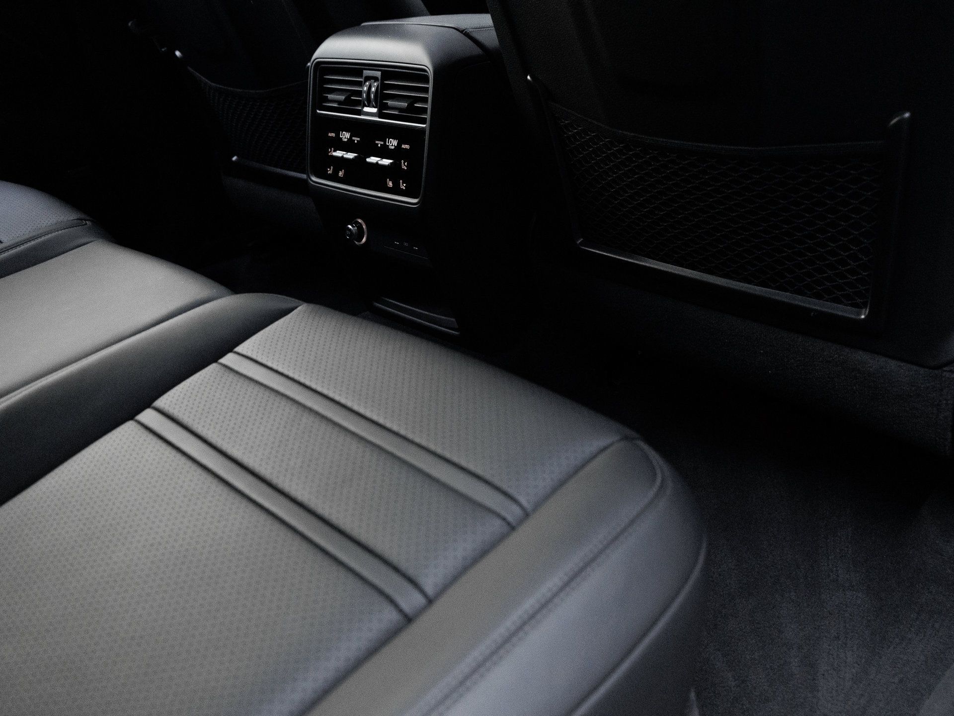 Certified 2025 Porsche Cayenne AWD/4WD image 34