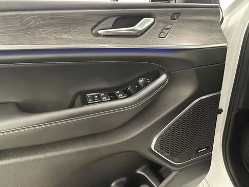 Used 2024 Jeep Grand Cherokee Overland w/ Adv Protech Group III image 27