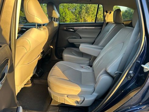Used 2023 Toyota Highlander Limited image 13