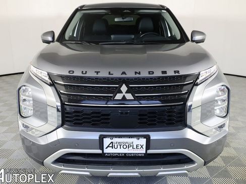 Used 2024 Mitsubishi Outlander SE image 2