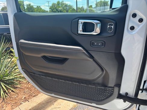 Used 2025 Jeep Wrangler Unlimited Sahara AWD/4WD image 18