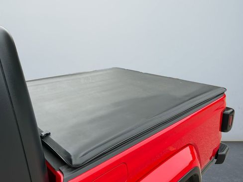 Used 2021 Jeep Gladiator Willys image 17