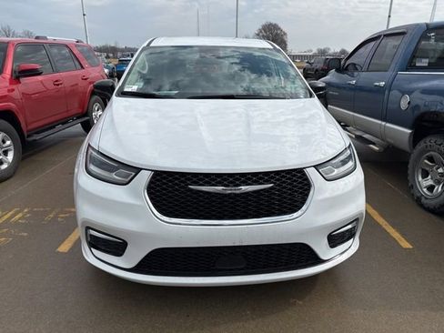 Used 2024 Chrysler Pacifica Touring-L image 41