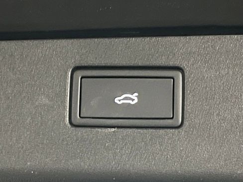 Used 2025 Volkswagen Tiguan SE R-Line image 37