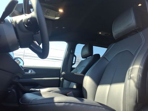 New 2026 Chrysler Pacifica Select image 11