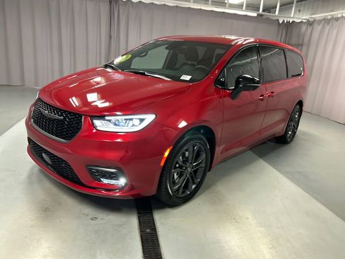 New 2026 Chrysler Pacifica Select image 3