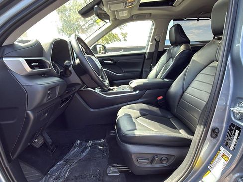 Used 2022 Toyota Highlander XLE FWD image 19