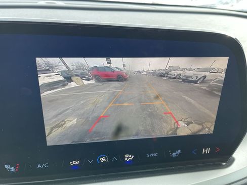 Used 2025 Chevrolet Traverse LT FWD image 17