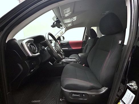 Used 2020 Toyota Tacoma SR5 AWD/4WD image 10