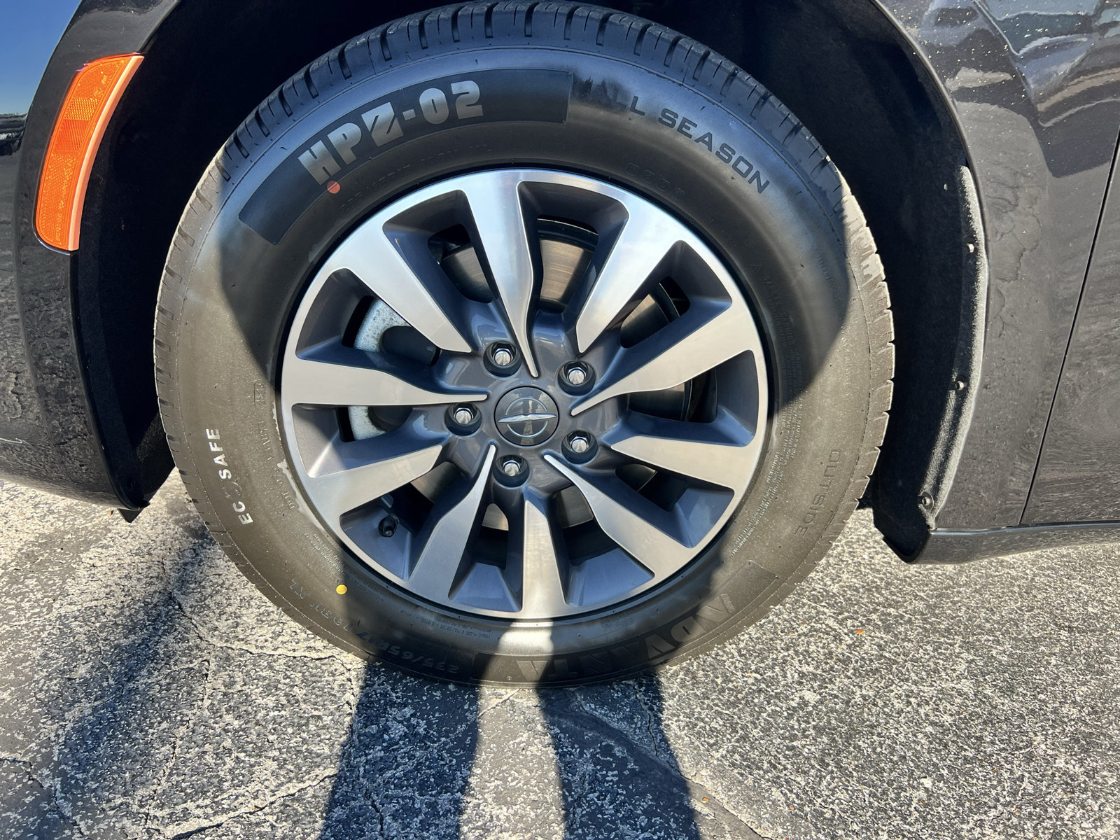 Used 2024 Chrysler Pacifica Limited FWD image 6