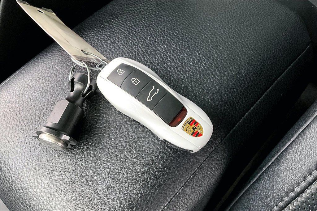 Used 2024 Porsche Macan w/ Premium Plus Package AWD/4WD image 13