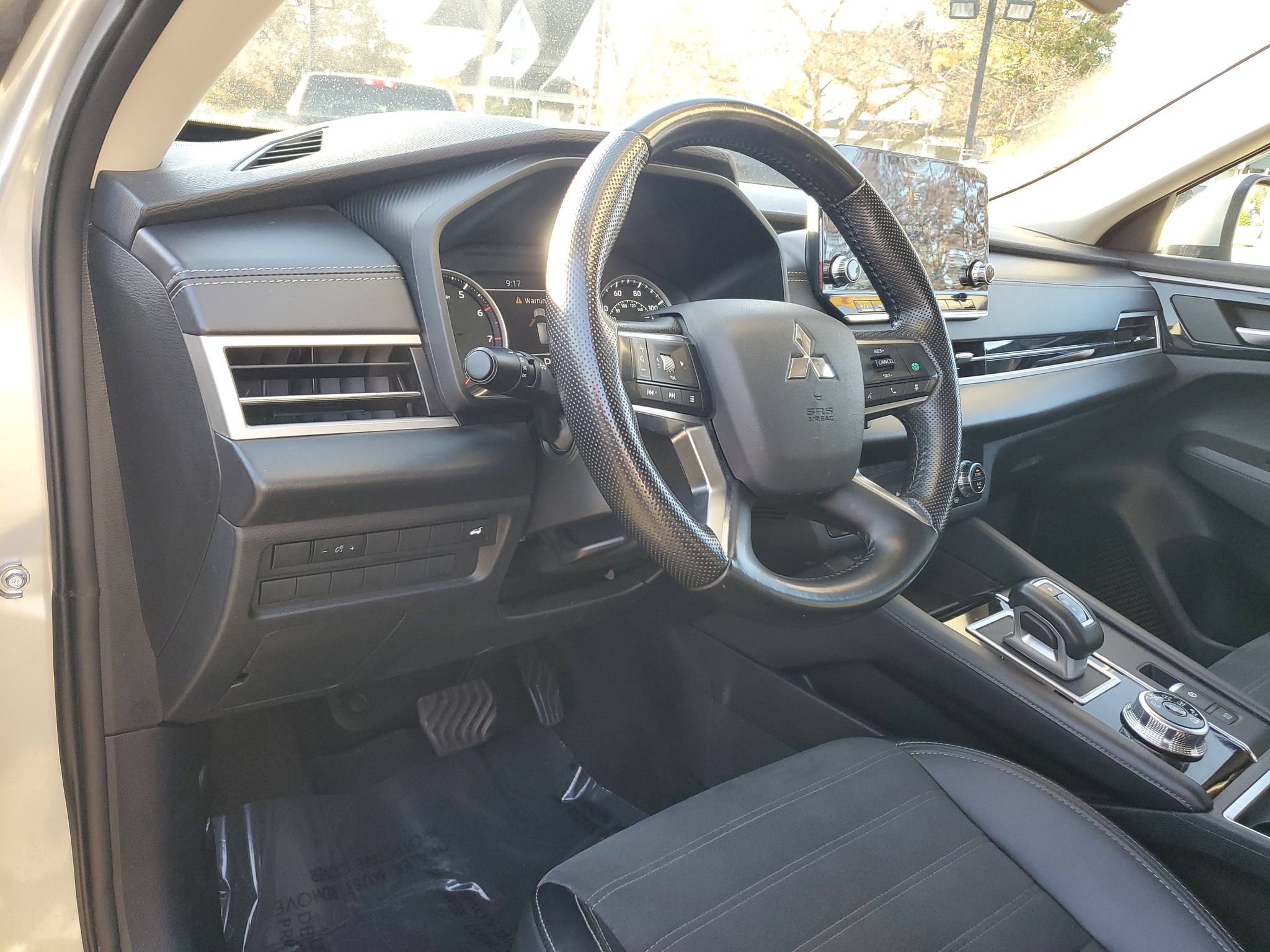 Used 2024 Mitsubishi Outlander AWD image 16