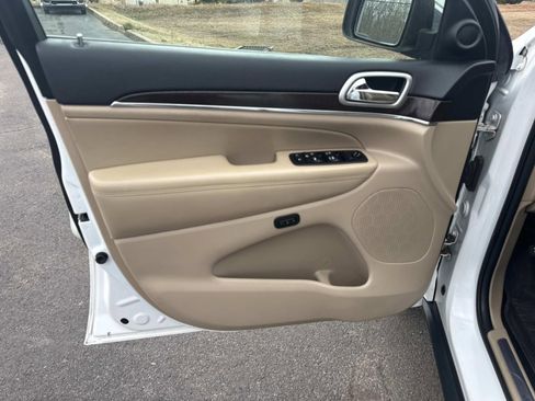 Used 2018 Jeep Grand Cherokee Limited image 27