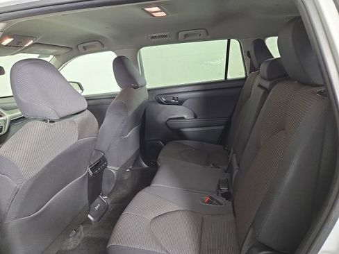 Used 2023 Toyota Highlander L image 15