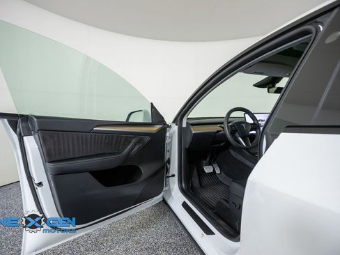 Used 2024 Tesla Model Y Performance AWD/4WD image 9