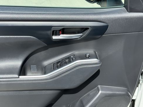 Used 2023 Toyota Highlander XLE FWD image 19