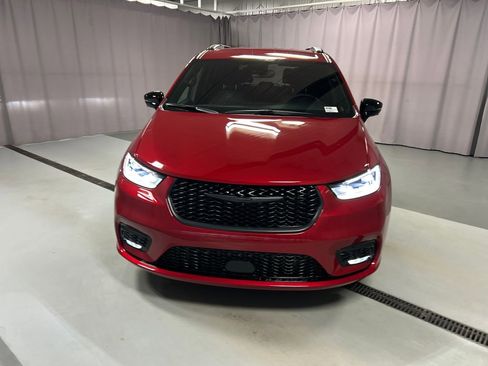 New 2026 Chrysler Pacifica Select image 2