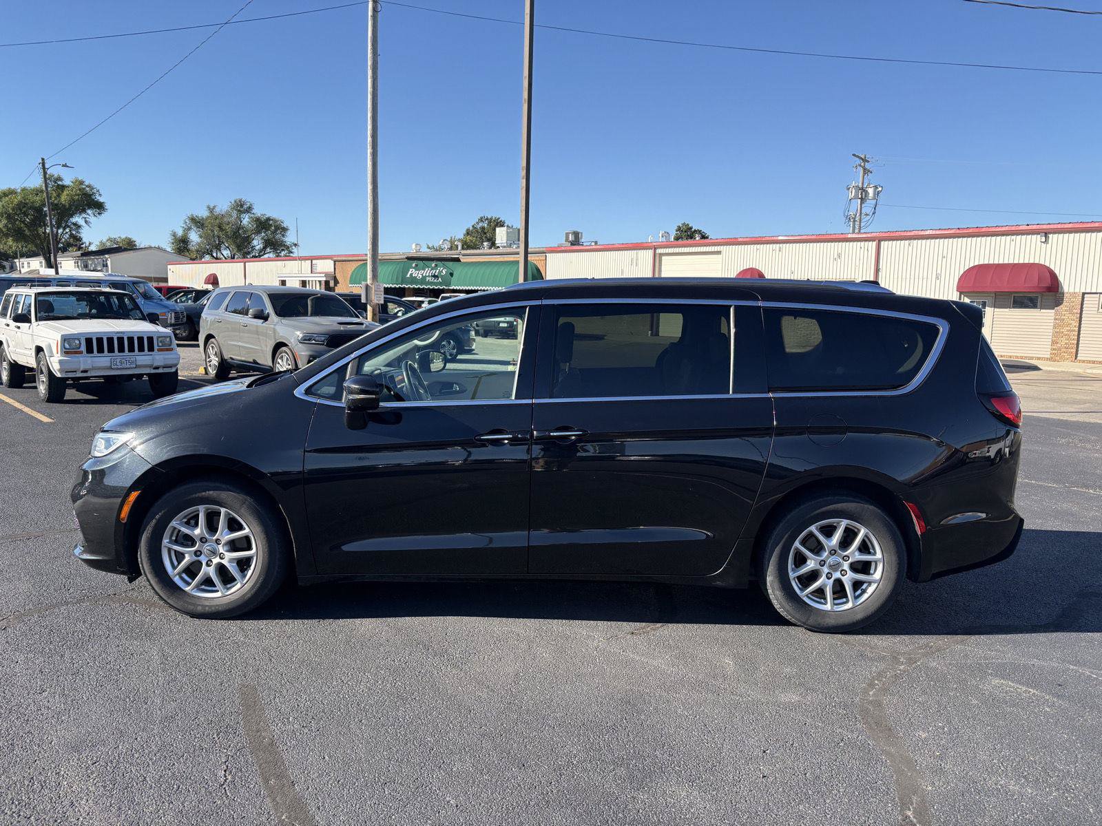 Used 2021 Chrysler Pacifica Touring-L FWD image 5