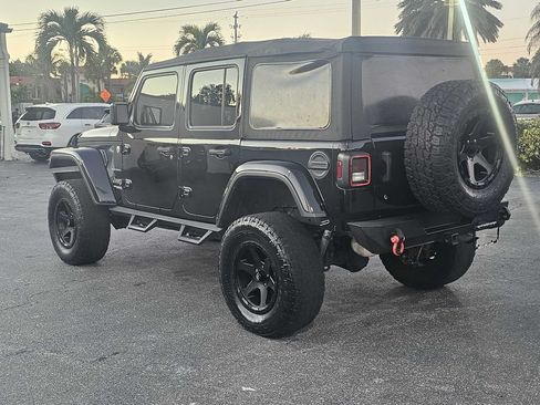 Used 2018 Jeep Wrangler Unlimited Sahara AWD/4WD image 3