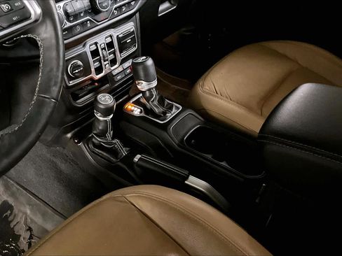 Used 2018 Jeep Wrangler Unlimited Sahara image 16