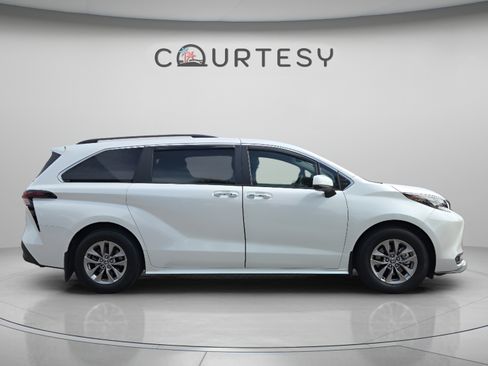Used 2025 Toyota Sienna XLE FWD image 6