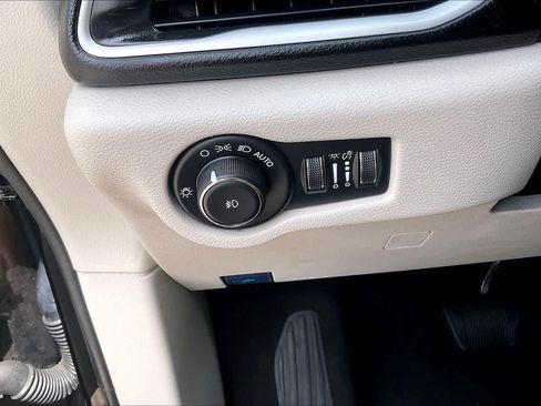 Certified 2024 Chrysler Pacifica Touring-L FWD image 33
