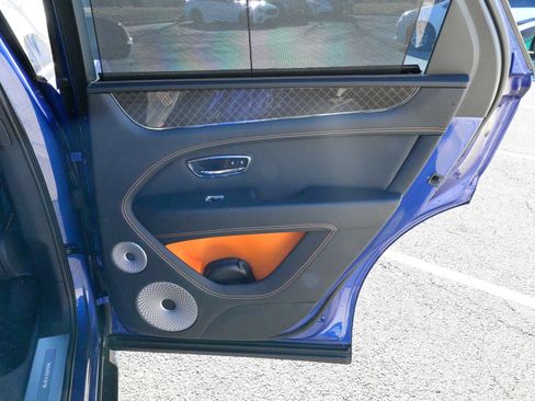 Used 2025 Bentley Bentayga image 50