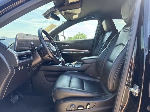 Used 2025 Cadillac XT4 Premium Luxury FWD image 2